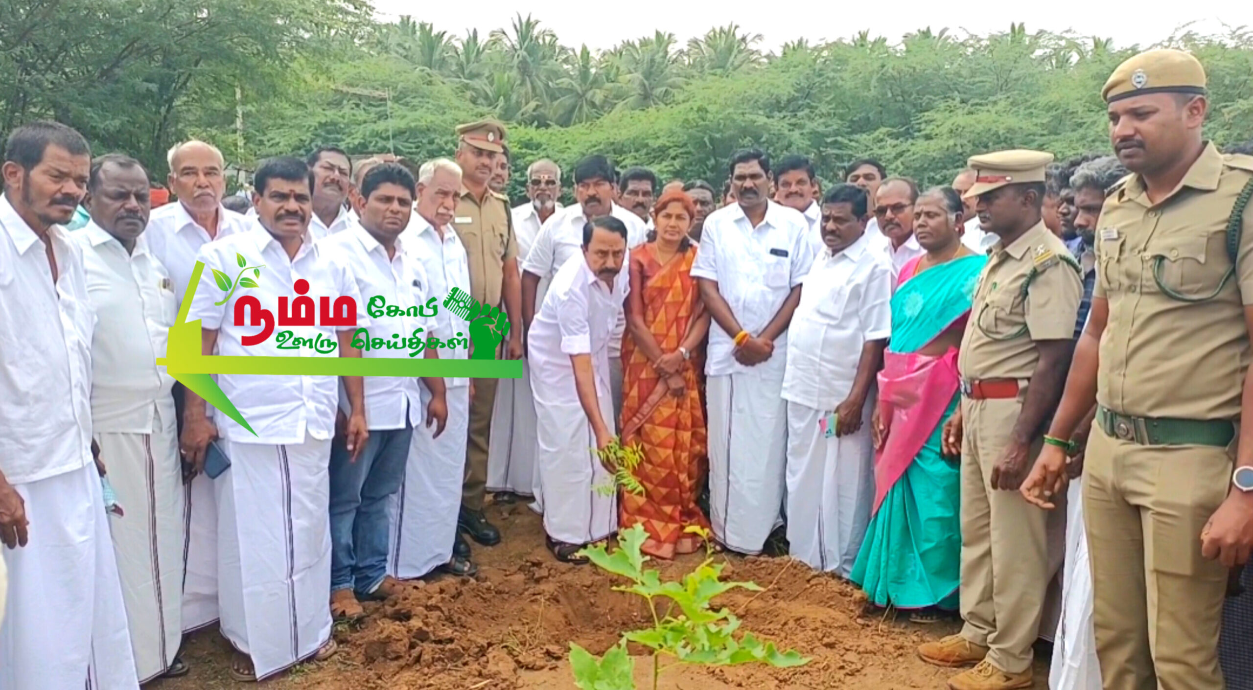 அத்திக்கடவு அவிநாசி திட்டத்தில் விடுபட்ட அனைத்து குளங்களிலும் தண்ணீர் நிரப்ப நிதிகளை வழங்கி அரசு நடவடிக்கை எடுக்க வேண்டும் கோபிசெட்டிபாளையத்தில் முள்ளாள் அமைச்சர் செங்கோட்டையன் பேட்டி. 2 1000016116 scaled