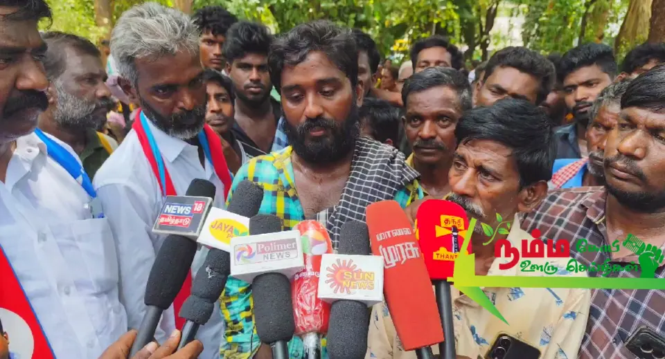 கோபிசெட்டிபாளையம் அருகே கர்ப்பிணி பெண் பிரசவத்திற்கு பிறகு உயிரிழந்த சம்பவத்தில் பெண்ணின் உடலை நல்லடக்கம் செய்யாமல் போராட்டத்தில் ஈடுபட்ட வந்த கிராம மக்கள் கோபி சார் ஆட்சியர் அலுவலகத்தில் ஊர்வலமாகச் சென்று மனு அளித்தனர். 6 1000263151