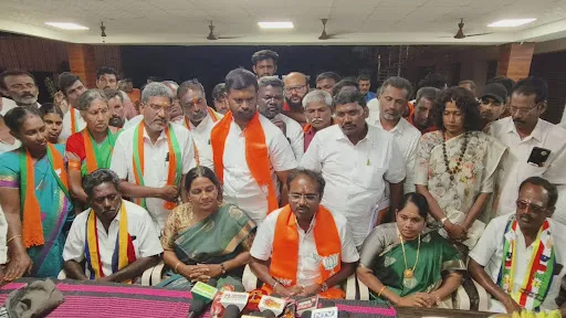 கோபி அருகே கரட்டடி பாளையத்தில் நால்ரோடு சந்திப்பில் உள்ள தனியார் திருமண மண்டபத்தில் கோபிசெட்டிபாளையம் சட்டமன்ற தொகுதி பாரதிய ஜனதா கட்சி செயல் வீரர்கள் கூட்டம் நடைபெற்றது 2 1714656645021708 1