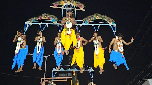 கோபி அருகே உள்ள பச்சமலையில் புகழ்பெற்ற சுப்பிரமணிய சாமி கோயிலில் பங்குனி உத்தர திருவிழாவை முன்னிட்டு ஏராளமான பக்தர்கள் அலகு குத்தியும், பறவை காவடியில் 50 அட உயரத்தில் அந்தரத்தில் தொங்கி நேர்த்தி கடன் செலுத்தியது காண்போரை மெய் சிலிர்க்க வைத்தது. 2 1714657125035753 2