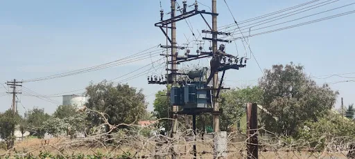 நம்பியூர் அருகே மோளபாளையம் பகுதியில் ஆபத்தை உணராமல் டிரான்ஸ்பார்மரில் வேலை செய்யும் பொதுமக்கள் 1 1714705226301010 1
