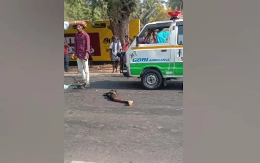 கோபிசெட்டிபாளையம் அருகே இருசக்கர வாகனமும் தனியார் கல்லூரி பேருந்தும் நேருக்கு நேர் மோதிய விபத்தில் கால் துண்டான நிலையில் ஒருவர் பலி, மேலும் இருவர் பலத்த காயங்களுடன் மருத்துவமனையில் சிகிச்சை பெற்று வருகின்றனர். 6 1714817349574759 6