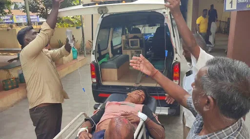 கோபிசெட்டிபாளையம் அருகே இருசக்கர வாகனமும் தனியார் கல்லூரி பேருந்தும் நேருக்கு நேர் மோதிய விபத்தில் கால் துண்டான நிலையில் ஒருவர் பலி, மேலும் இருவர் பலத்த காயங்களுடன் மருத்துவமனையில் சிகிச்சை பெற்று வருகின்றனர். 4 1714817357122479 4