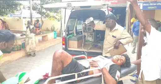 கோபிசெட்டிபாளையம் அருகே இருசக்கர வாகனமும் தனியார் கல்லூரி பேருந்தும் நேருக்கு நேர் மோதிய விபத்தில் கால் துண்டான நிலையில் ஒருவர் பலி, மேலும் இருவர் பலத்த காயங்களுடன் மருத்துவமனையில் சிகிச்சை பெற்று வருகின்றனர். 3 1714817361323893 3