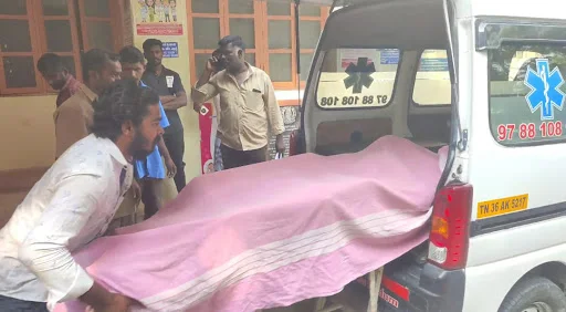 கோபிசெட்டிபாளையம் அருகே இருசக்கர வாகனமும் தனியார் கல்லூரி பேருந்தும் நேருக்கு நேர் மோதிய விபத்தில் கால் துண்டான நிலையில் ஒருவர் பலி, மேலும் இருவர் பலத்த காயங்களுடன் மருத்துவமனையில் சிகிச்சை பெற்று வருகின்றனர். 2 1714817365900633 2