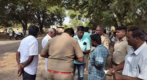 கோபிசெட்டிபாளையம் அருகே இருசக்கர வாகனமும் தனியார் கல்லூரி பேருந்தும் நேருக்கு நேர் மோதிய விபத்தில் கால் துண்டான நிலையில் ஒருவர் பலி, மேலும் இருவர் பலத்த காயங்களுடன் மருத்துவமனையில் சிகிச்சை பெற்று வருகின்றனர். 1 1714817369394742 1