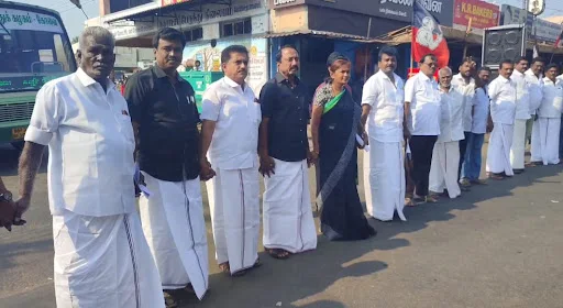 தமிழகத்தில் போதை பொருட்கள் புழக்கத்தை தடுக்க வலியுறுத்தி கோபிசெட்டிபாளையத்தில் முன்னாள் அமைச்சர் கே ஏ. செங்கோட்டையன் தலைமையில் மனித சங்கிலி போராட்டம் மற்றும் ஆர்ப்பாட்டம் நடைபெற்றது. 1 1714818582892909 1