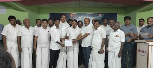 நம்பியூரில் அதிமுக சார்பில் வேலைவாய்ப்பு முகாம் முதல்கட்டமாக 30 நபர்களுக்கு பணி நியமன ஆணை கோபி சட்டமன்ற உறுப்பினர் கே.ஏ. செங்கோட்டையன் வழங்கினார். 1 1714821672628298 1