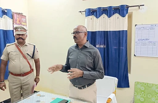 கோபிசெட்டிபாளையம் மதுவிலக்கு காவல் நிலையத்தில் தமிழக மதுவிலக்கு பிரிவு ஐஜி மயில்வாகனன் ஆய்வு மேற்கொண்டார். 3 1714966805739376 3