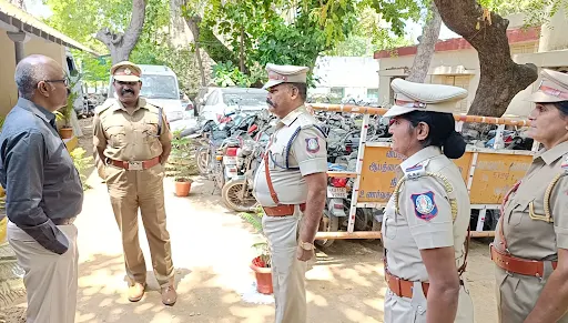 கோபிசெட்டிபாளையம் மதுவிலக்கு காவல் நிலையத்தில் தமிழக மதுவிலக்கு பிரிவு ஐஜி மயில்வாகனன் ஆய்வு மேற்கொண்டார். 2 1714966811248050 2