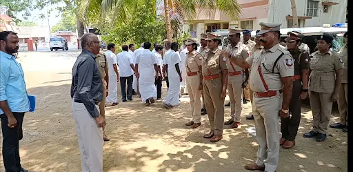 கோபிசெட்டிபாளையம் மதுவிலக்கு காவல் நிலையத்தில் தமிழக மதுவிலக்கு பிரிவு ஐஜி மயில்வாகனன் ஆய்வு மேற்கொண்டார். 1 1714966816888605 1