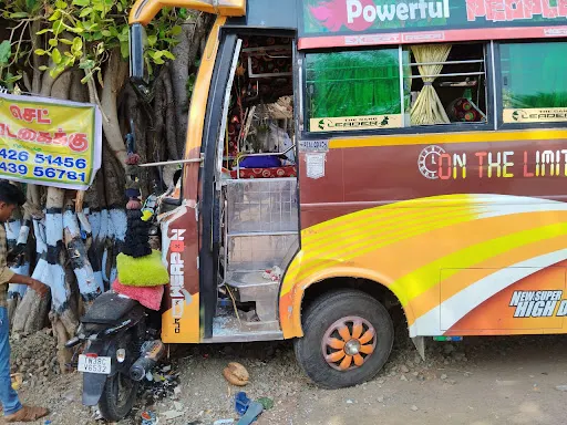 சேலம் மாவட்டம் எடப்பாடியில் இருந்து ஊட்டிக்கு சுற்றுலா சென்று விட்டு வீடு திரும்ப வழியில் சுற்றுலா மேல் மரத்தின் மீது மோதிய விபத்தில் பள்ளி மாணவர்கள் உட்பட 18 பேர் லேசான காயத்துடன் உயிர் தப்பினர் 2 1715011678527805 1