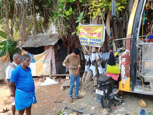 சேலம் மாவட்டம் எடப்பாடியில் இருந்து ஊட்டிக்கு சுற்றுலா சென்று விட்டு வீடு திரும்ப வழியில் சுற்றுலா மேல் மரத்தின் மீது மோதிய விபத்தில் பள்ளி மாணவர்கள் உட்பட 18 பேர் லேசான காயத்துடன் உயிர் தப்பினர் 1 1715011716851396 0