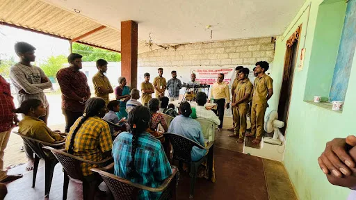 நம்பியூர் காட்டுப்பாளையத்தில் விவசாயிகளுக்கு ட்ரோன் மூலம் மருந்து தெளிப்பது குறித்து வேளாண் கல்லூரி மாணவர்கள் மற்றும் வேளாண்மைதுறை அதிகாரிகள் செயல்முறை விளக்கம் அளித்தனர். 1 1715146390327575 0