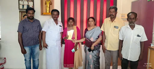 நம்பியூர் வட்டார அளவில் பன்னிரண்டாம் வகுப்பு அரசு பொது தேர்வில் முதல் மூன்று இடங்களை பிடித்த மாணவர்களுக்கு பாராட்டு 4 1715249548909005 3