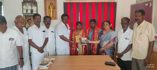 நம்பியூர் வட்டார அளவில் பன்னிரண்டாம் வகுப்பு அரசு பொது தேர்வில் முதல் மூன்று இடங்களை பிடித்த மாணவர்களுக்கு பாராட்டு 3 1715249554349309 2