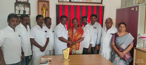 நம்பியூர் வட்டார அளவில் பன்னிரண்டாம் வகுப்பு அரசு பொது தேர்வில் முதல் மூன்று இடங்களை பிடித்த மாணவர்களுக்கு பாராட்டு 2 1715249559645097 1