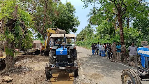 நம்பியூர் அருகே கரட்டுப்பாளையம் ஊராட்சி பொதுமக்கள் சாலை மறியல் 8 1715399747666515 9