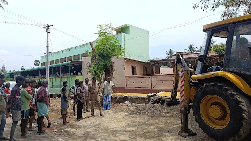 நம்பியூர் அருகே கரட்டுப்பாளையம் ஊராட்சி பொதுமக்கள் சாலை மறியல் 7 1715399773938765 8