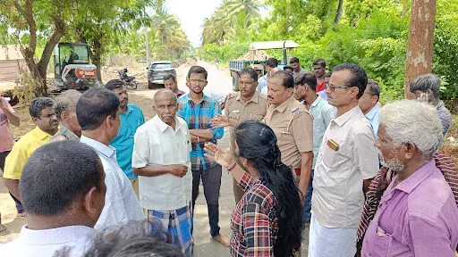நம்பியூர் அருகே கரட்டுப்பாளையம் ஊராட்சி பொதுமக்கள் சாலை மறியல் 6 1715399789761301 7