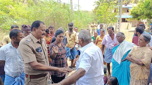 நம்பியூர் அருகே கரட்டுப்பாளையம் ஊராட்சி பொதுமக்கள் சாலை மறியல் 4 1715399941752682 4