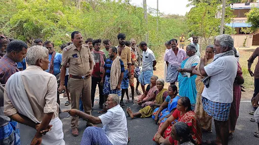 நம்பியூர் அருகே கரட்டுப்பாளையம் ஊராட்சி பொதுமக்கள் சாலை மறியல் 3 1715399953978610 3