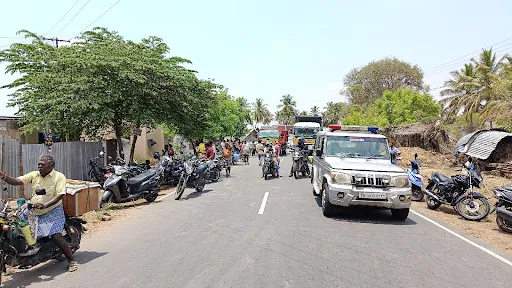 நம்பியூர் அருகே கரட்டுப்பாளையம் ஊராட்சி பொதுமக்கள் சாலை மறியல் 2 1715399962537786 2