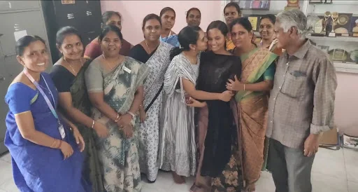 கோபி அருகே 10 ஆம் வகுப்பு பொதுத் தேர்வில் முதலிடம் பிடித்த மாணவிக்கு ஆசிரியர்கள் உற்சாக வரவேற்பு 5 1715490918456295 4