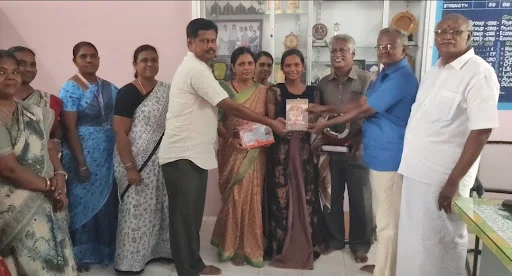 கோபி அருகே 10 ஆம் வகுப்பு பொதுத் தேர்வில் முதலிடம் பிடித்த மாணவிக்கு ஆசிரியர்கள் உற்சாக வரவேற்பு 6 1715490923706149 3