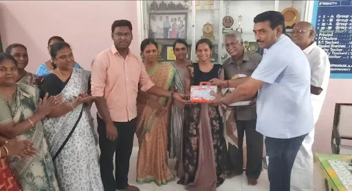 கோபி அருகே 10 ஆம் வகுப்பு பொதுத் தேர்வில் முதலிடம் பிடித்த மாணவிக்கு ஆசிரியர்கள் உற்சாக வரவேற்பு 4 1715490929628367 2