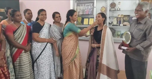 கோபி அருகே 10 ஆம் வகுப்பு பொதுத் தேர்வில் முதலிடம் பிடித்த மாணவிக்கு ஆசிரியர்கள் உற்சாக வரவேற்பு 3 1715490933271955 1