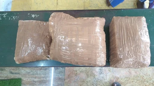 கோபி மதுவிலக்கு காவல்நிலையத்திற்கு உட்பட்ட பவானி பகுதியில் 12 கிலோ கஞ்சா பறிமுதல். கஞ்சா விற்பனையில் ஈடுபட்ட 3 பேரை கோபி மதுவிலக்கு காவல் துறையினர் கைது செய்தனர். 1 1715514559161837 2