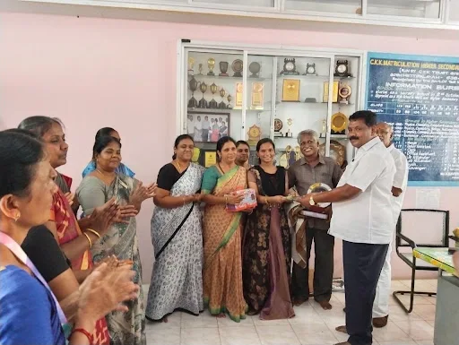 கோபி அருகே 10 ஆம் வகுப்பு பொதுத் தேர்வில் முதலிடம் பிடித்த மாணவிக்கு ஆசிரியர்கள் உற்சாக வரவேற்பு 2 1715514689456638 0