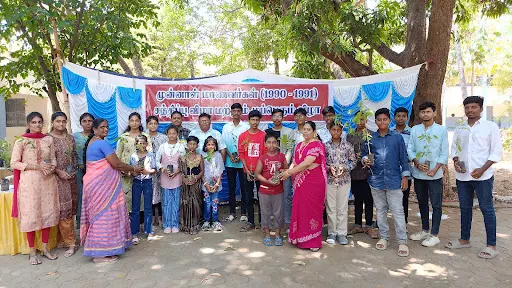 கோபிசெட்டிபாளையம் அருகே கடந்த 33 ஆண்டுகளுக்குப் பிறகு சந்தித்துக் கொண்ட முன்னாள் மாணவர்கள் மரக்கன்றுகளை வழங்கினார் 10 1715522913833625 9