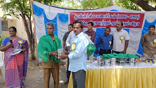 கோபிசெட்டிபாளையம் அருகே கடந்த 33 ஆண்டுகளுக்குப் பிறகு சந்தித்துக் கொண்ட முன்னாள் மாணவர்கள் மரக்கன்றுகளை வழங்கினார் 8 1715522928366851 7