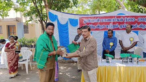 கோபிசெட்டிபாளையம் அருகே கடந்த 33 ஆண்டுகளுக்குப் பிறகு சந்தித்துக் கொண்ட முன்னாள் மாணவர்கள் மரக்கன்றுகளை வழங்கினார் 7 1715522934757311 6