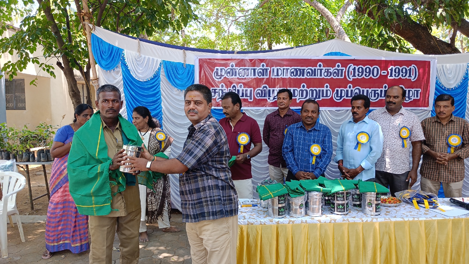 கோபிசெட்டிபாளையம் அருகே கடந்த 33 ஆண்டுகளுக்குப் பிறகு சந்தித்துக் கொண்ட முன்னாள் மாணவர்கள் மரக்கன்றுகளை வழங்கினார் 6 1715522941736149 5