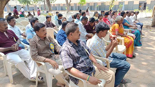 கோபிசெட்டிபாளையம் அருகே கடந்த 33 ஆண்டுகளுக்குப் பிறகு சந்தித்துக் கொண்ட முன்னாள் மாணவர்கள் மரக்கன்றுகளை வழங்கினார் 5 1715522948765820 4