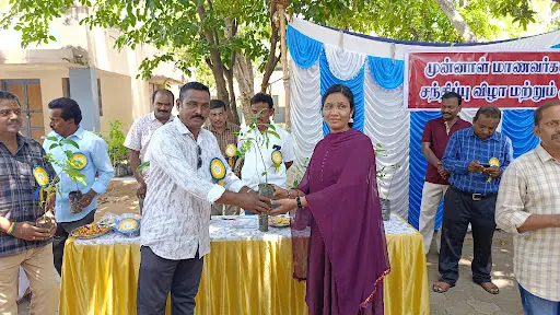 கோபிசெட்டிபாளையம் அருகே கடந்த 33 ஆண்டுகளுக்குப் பிறகு சந்தித்துக் கொண்ட முன்னாள் மாணவர்கள் மரக்கன்றுகளை வழங்கினார் 4 1715522956380056 3