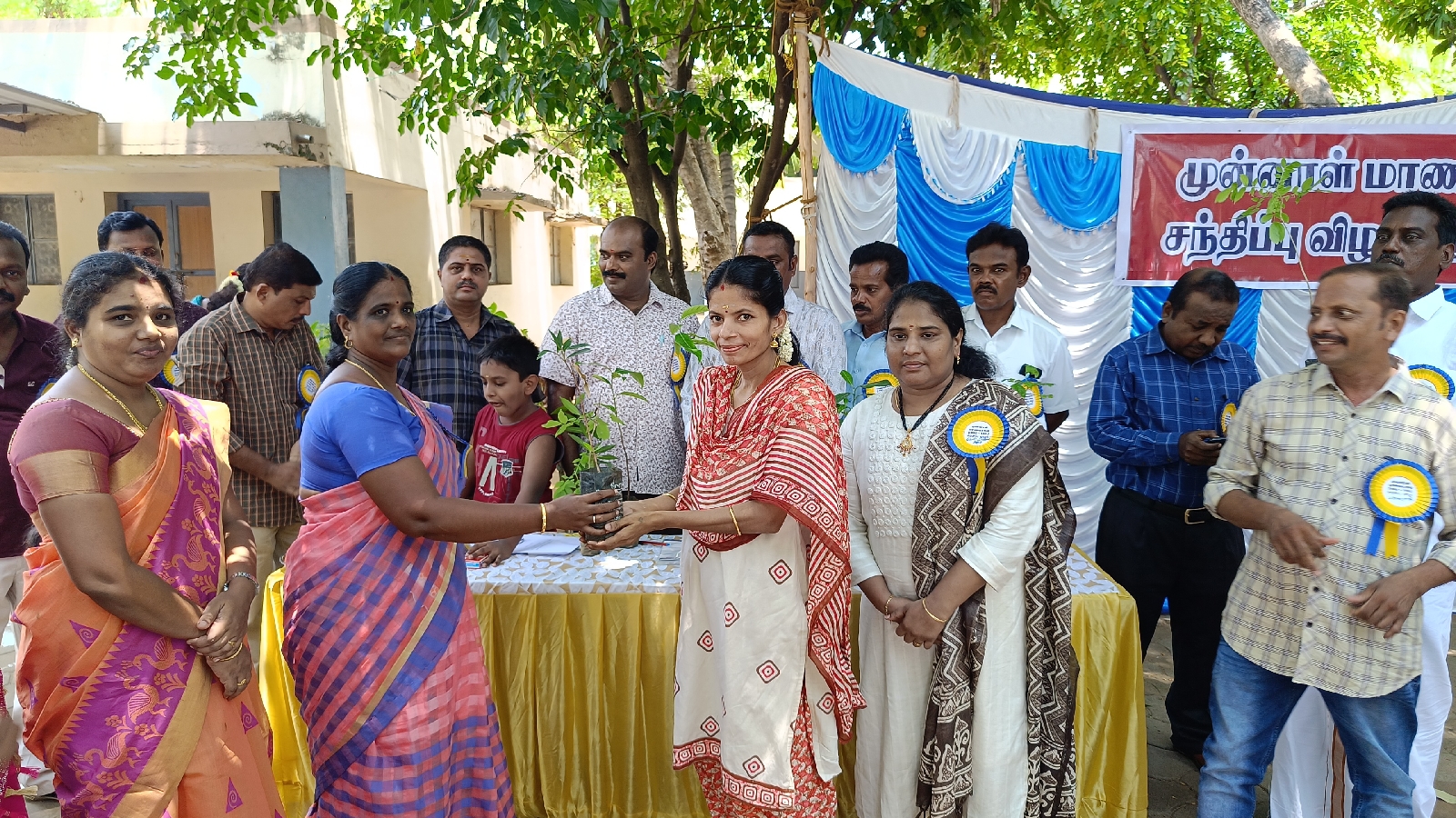 கோபிசெட்டிபாளையம் அருகே கடந்த 33 ஆண்டுகளுக்குப் பிறகு சந்தித்துக் கொண்ட முன்னாள் மாணவர்கள் மரக்கன்றுகளை வழங்கினார் 3 1715522963838615 2