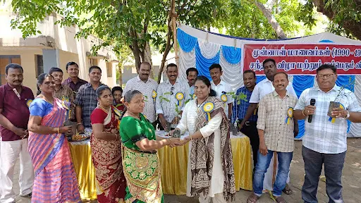 கோபிசெட்டிபாளையம் அருகே கடந்த 33 ஆண்டுகளுக்குப் பிறகு சந்தித்துக் கொண்ட முன்னாள் மாணவர்கள் மரக்கன்றுகளை வழங்கினார் 2 1715522968563984 1