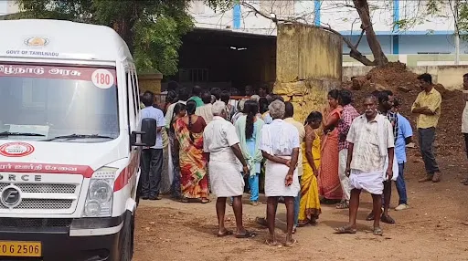 கோபிசெட்டிபாளையம் அருகே உள்ள காமராஜ் நகரில் உள்ள அரசு மது கடை பாரில் ஏற்பட்ட தகராறில் இளைஞர்கள் பீர் பாட்டிலால் தாக்கியதில் மரக்கடை உரிமையாளர் மருத்துவமனைக்கு கொண்டு செல்லும் வழியில் பரிதாபமாக உயிரிழந்தார். 1 1715658171574233 0