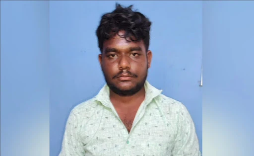 கோபிசெட்டிபாளையம் அருகே உள்ள காமராஜ் நகரில் உள்ள அரசு மது கடை பாரில் ஏற்பட்ட தகராறில் இளைஞர்கள் பீர் பாட்டிலால் தாக்கியதில் மரக்கடை உரிமையாளர் மருத்துவமனைக்கு கொண்டு செல்லும் வழியில் பரிதாபமாக உயிரிழந்தார். 2 1715666187406986 1