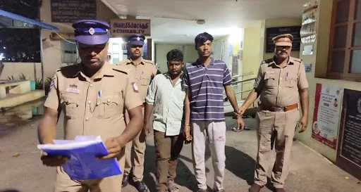 கோபிசெட்டிபாளையம் அருகே உள்ள காமராஜ் நகரில் உள்ள அரசு மது கடை பாரில் ஏற்பட்ட தகராறில் இளைஞர்கள் பீர் பாட்டிலால் தாக்கியதில் மரக்கடை உரிமையாளர் மருத்துவமனைக்கு கொண்டு செல்லும் வழியில் பரிதாபமாக உயிரிழந்தார். 3 1715666191555518 0