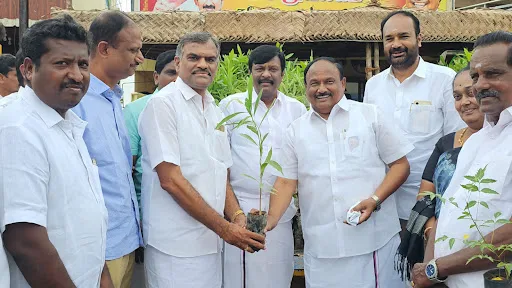 ஈரோடு வடக்கு மாவட்ட திமுக சுற்றுச்சூழல் அணி சார்பில் 12 ஆயிரத்து 300 மரக்கன்றுகள் வழங்கப்பட்டது. 3 1716297535078842 2