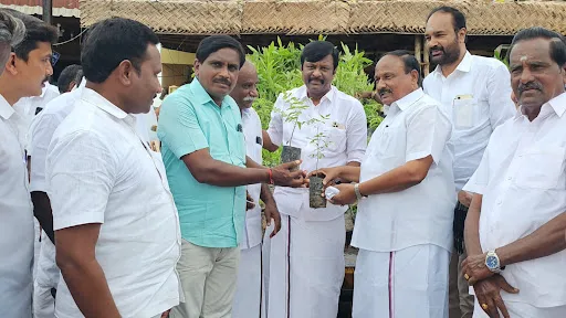 ஈரோடு வடக்கு மாவட்ட திமுக சுற்றுச்சூழல் அணி சார்பில் 12 ஆயிரத்து 300 மரக்கன்றுகள் வழங்கப்பட்டது. 2 1716297540804482 1