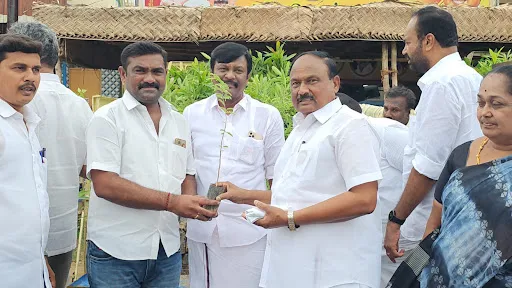 ஈரோடு வடக்கு மாவட்ட திமுக சுற்றுச்சூழல் அணி சார்பில் 12 ஆயிரத்து 300 மரக்கன்றுகள் வழங்கப்பட்டது. 1 1716297546485471 0