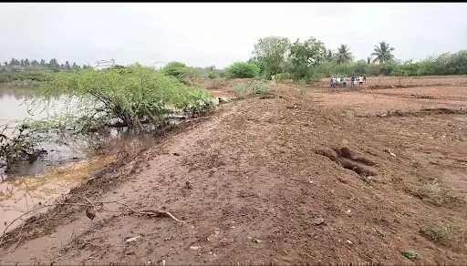 நம்பியூர் பகுதியில் கனமழை காரணமாக உடைப்பு ஏற்பட்ட சந்தன குளத்தை உடனடியாக சீரமைக்க அப்பகுதி பொதுமக்கள் கோரிக்கை விடுத்துள்ளனர் 2 1716299787904948 1