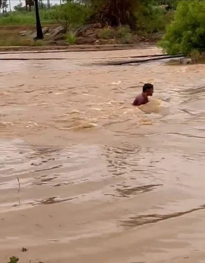 நம்பியூர் பழனிகவுண்டன் புதூர் பகுதியில் தரைமட்ட பாலத்தை மூழ்டித்து செல்லும் நிலையில் ஆபத்தை உணராமல் இருசக்கர வாகனத்தில் சாலையை கடக்க முயன்று வெள்ளத்தில் சிக்கிக் கொண்டவரை பொதுமக்கள் கயிறு கட்டி மீட்டனர். 2 1716360163889424 1