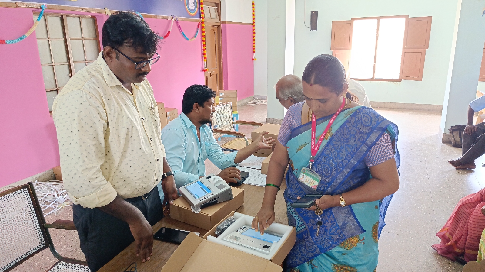 கோபிசெட்டிபாளையத்தில் நியாயவிலை கடை விற்பனையாளர்களுக்கு புதிய பி ஓ எஸ் கருவி செயல்படுத்தும் முறை குறித்து பயிற்சி அளிக்கப்பட்டது. 5 1716724939862732 4